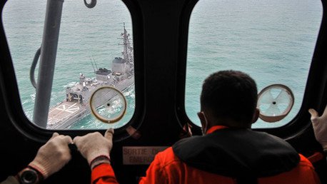 Encuentran la cola del avión desaparecido de AirAsia