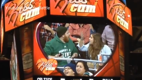 NBA: La mascota de los Chicago Bulls humilla a un espectador