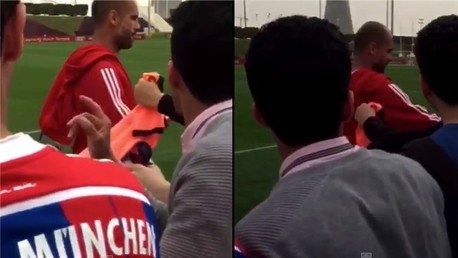 Así reacciona Guardiola cuando le piden firmar una camiseta del FC Barcelona