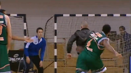 Hincha de baloncesto va a por lana y sale trasquilado