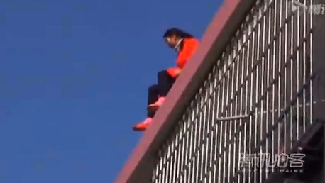 Rescatan a una suicida atrapándola por detrás