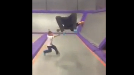 A lo 'Matrix': un hombre esquiva a un niño a cámara lenta