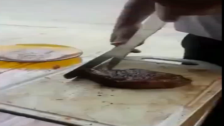 El camarero del diablo: ¡corta un asado en tan solo 10 segundos!