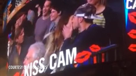 Le rechazan un beso en la 'Kiss Cam' y se venga besando a un hombre que tenía al lado