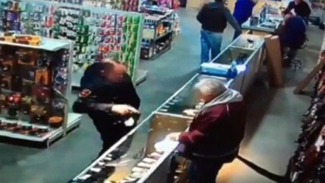 Un policía se dispara en el dedo en una armería