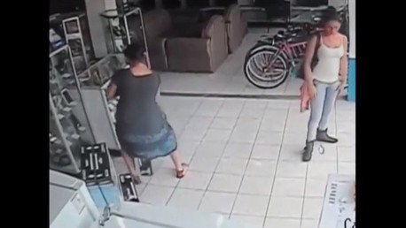 Vestido 'mágico': Una mujer se roba un plasma en segundos