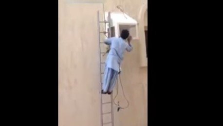 Sube 20 metros por una escalera de mano para reparar un acondicionador