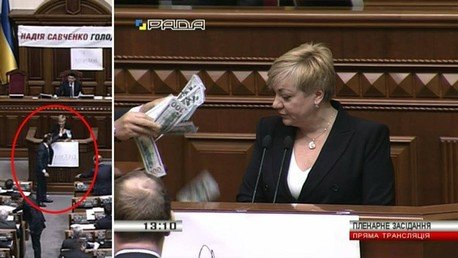 VIDEO: Líder radical ucraniano lanza dólares a la cara a la presidenta del Banco Nacional