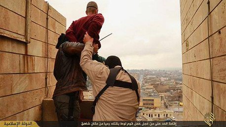 FUERTES IMÁGENES: El Estado Islámico arroja a 2 presuntos homosexuales de una azotea 