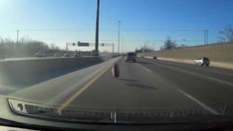 ''Tengo suerte de estar vivo": Un neumático le golpea de lleno el parabrisas 