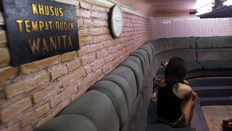 'El País' gana 112.000 euros al mes con anuncios de prostitución