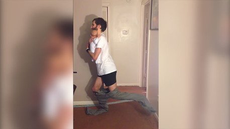 Misión posible: logra ponerse los pantalones sin manos mientras sostiene a su bebé