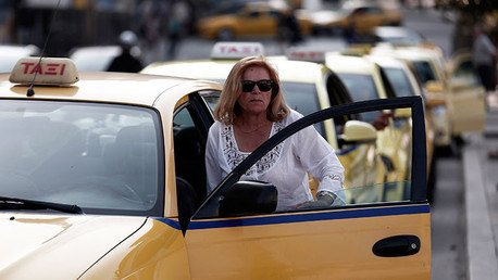 'Meru Eve': Lanzan en la India un servicio de taxi antiviolaciones con mujeres armadas