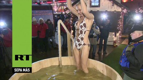 Rusos se bañan en agua helada en la fiesta del Bautismo del Señor
