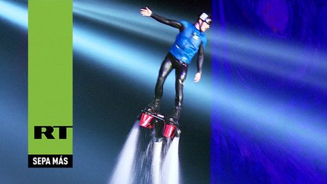 Presentación con un 'jet-pack' de agua no termina bien 