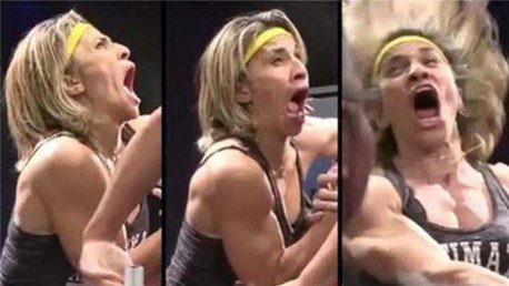 Gritos, muecas y fuerza: Así intimida una joven para ganar un pulso