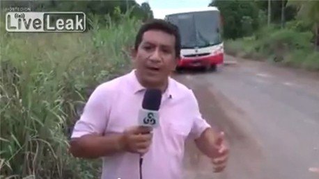 Un periodista que explica lo peligroso de un camino en Brasil se salva por un pelo