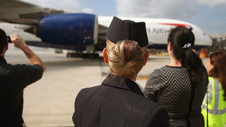 Problemas del primer mundo: presentador filma asientos 'asquerosos' de primera clase