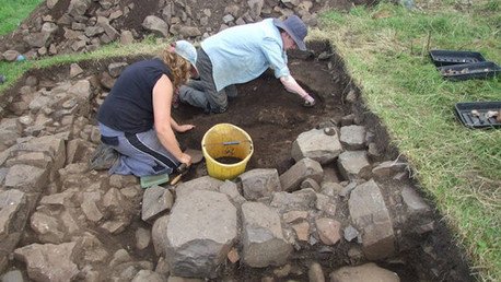 Hallan una estructura misteriosa durante la excavación en un castillo irlandés