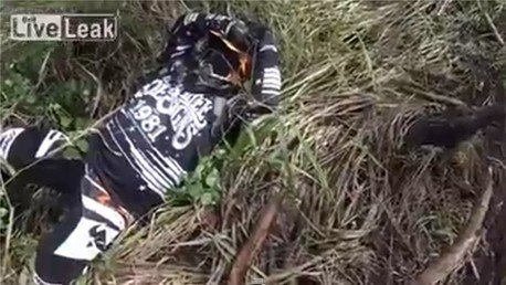 Sufre un accidente de moto y cae junto a una de las serpientes más venenosas del mundo