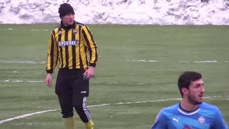 Un futbolista contesta una llamada en pleno partido