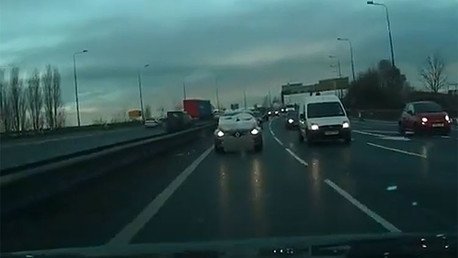 Impactante: un imprudente conduce a 80 km/h con el parabrisas totalmente cubierto de nieve