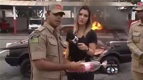 Bombero queda en ridículo en directo: aviva el fuego con un nuevo extintor