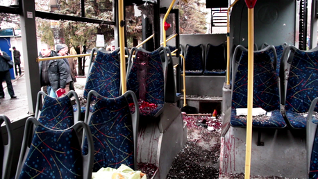 FUERTES IMÁGENES: Cuerpos calcinados tras el impacto de un proyectil en Donetsk