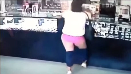 Mujer 'armada' con una piedra: ¿Es este el peor y más vergonzoso robo de la historia?