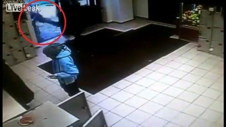 'El Gran Golpe': Un ladrón 'sale volando' del banco tras pisar una placa de hielo