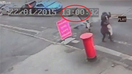 Niña estuvo a un centímetro de la muerte tras fuerte explosión de una alcantarilla