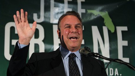 Multimillonario estadounidense con playa privada insta a la sociedad a "llevar una vida más humilde"