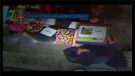 El ladrón más relajado: Entra a robar en una tabaquería fumando y con pistola en mano