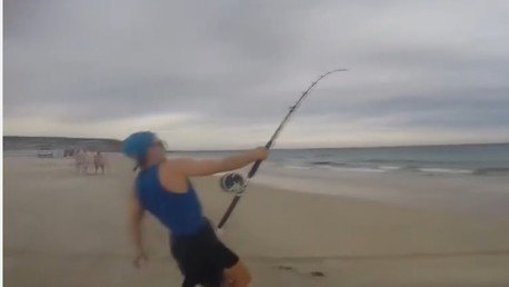 Un adolescente pesca un tiburón con solo una caña