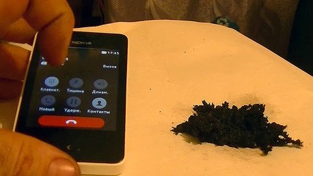 ¿Qué pasa si ponemos un mineral magnético al lado de un celular y llamamos?
