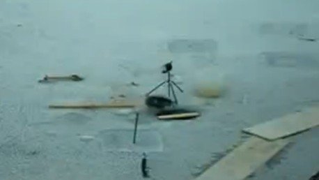 Un pez huye de su pescador llevándose consigo la caña