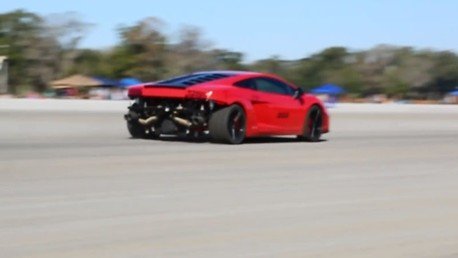 Un  Lamborghini Gallardo se estampa contra un estanque a toda velocidad