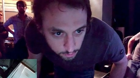 Se vengan de sus compañeros fingiendo un terremoto por Skype
