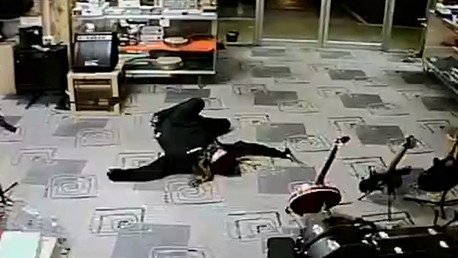 Un ladrón se hace el muerto cuando su víctima le apunta con un arma