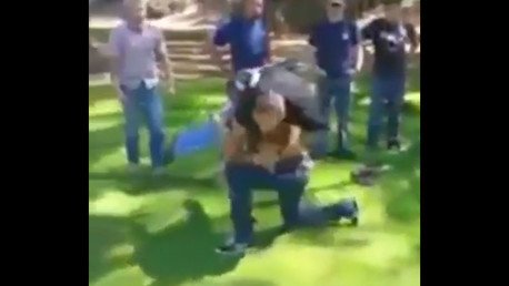 Cómo levantar a un amigo ebrio