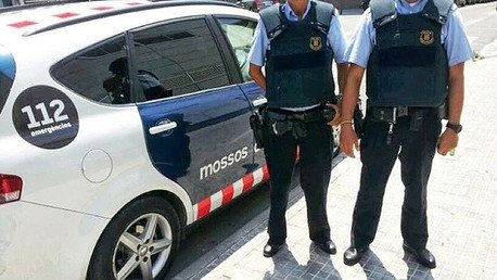 Agentes de la policía catalana golpean a un joven que les exigió identificarse