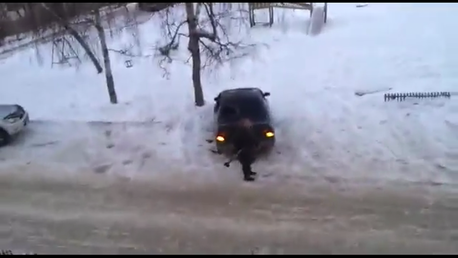 Una mujer destroza a hachazos el coche de su exmarido