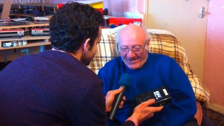 Las lágrimas de un hombre al escuchar a su mujer fallecida en el contestador telefónico