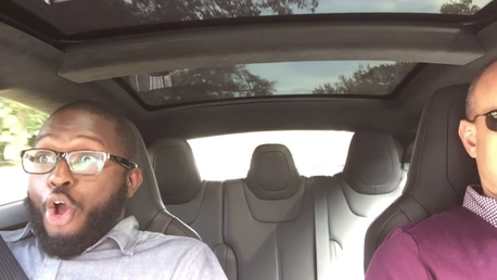 ¿Qué se siente al pasar de 0 a 100 km/h a bordo de un coche eléctrico Tesla?