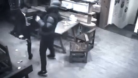 'Gatúbela' china noquea a tres clientes en un restaurante