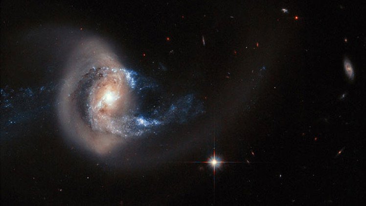 El telescopio Hubble capta un asombroso acto de canibalismo galáctico
