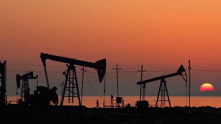 Dos posibles panoramas de la evolución de los precios del petróleo