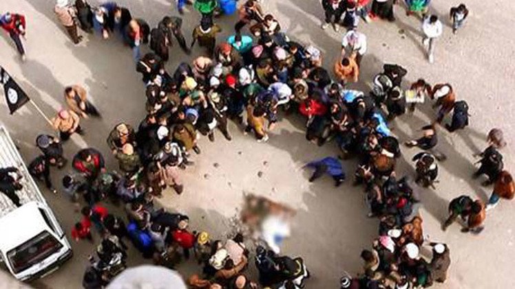 Fuertes imágenes: El Estado Islámico lanza a un presunto homosexual de un edificio y luego lo lapida