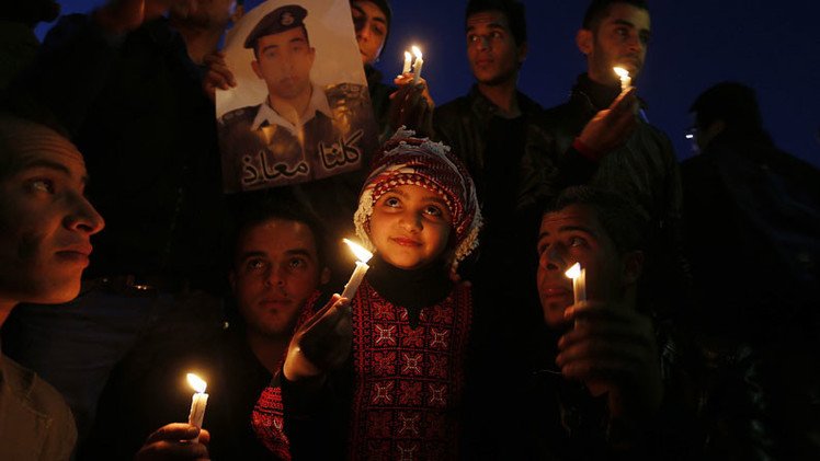 Video: Estado Islámico exhibe quema del piloto jordano mientras la multitud vitorea y ríe