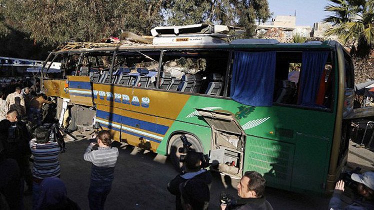 Heroico padre se lanza sobre un suicida para salvar a su hijo y los viajeros de un autobús